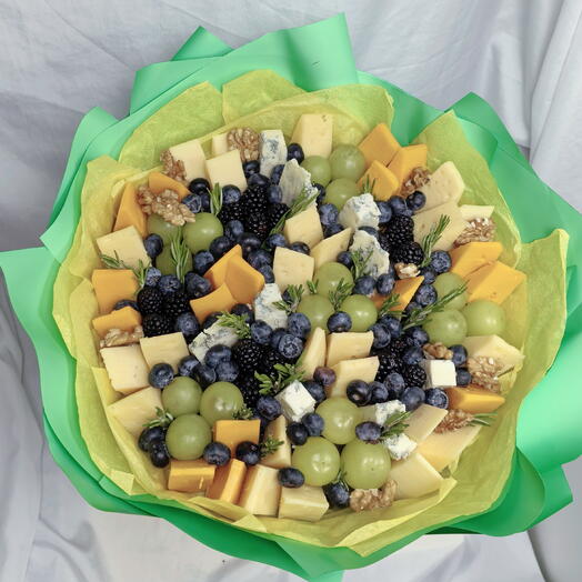 Сырный букет с ягодами