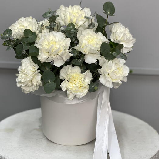 Белые диантусы в коробке