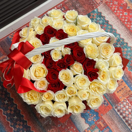 Корзина из роз с буквой