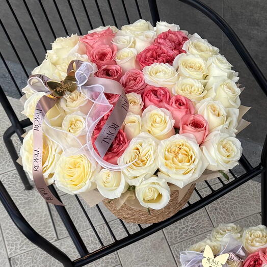 Ротанг из роз с буквой