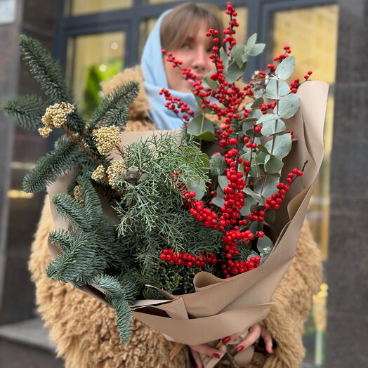 Зимний хвойный букет с хвоей и ягодами илекса