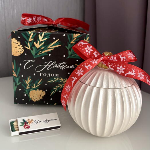 Новогодняя свеча шар с ароматом «Мёд и слива» в подарочной коробочке