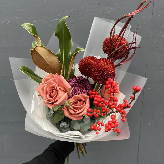 Яркий букет с илексом