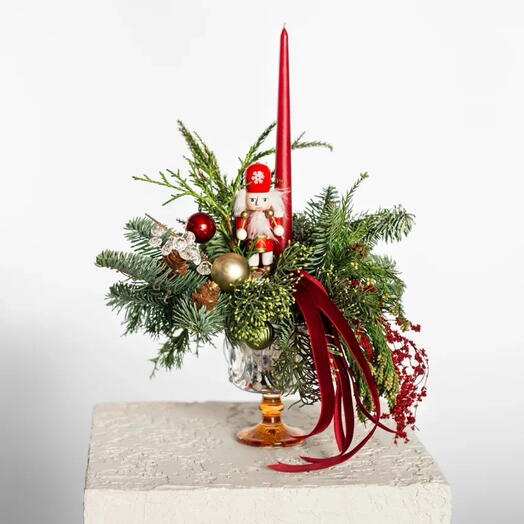 Новогодняя композиция в декоративном кашпо с игрушками, свечами и щелкунчиком — купить с доставкой, размер S