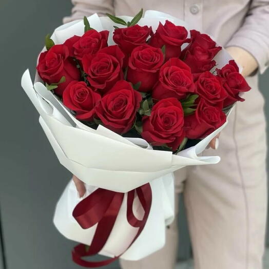 Букет из алых роз