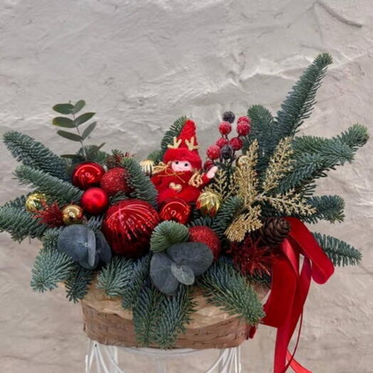 Новогодняя композиция из нобилиса в красно- золотой гамме