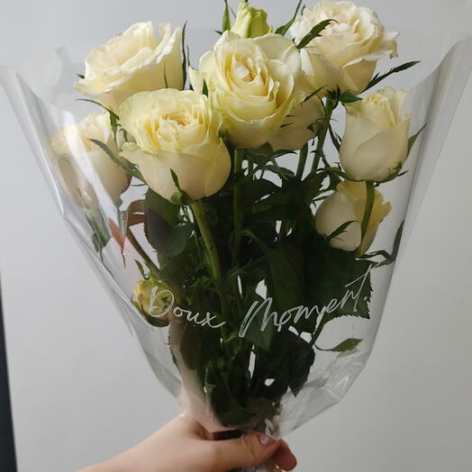 3 белые кустовые розы