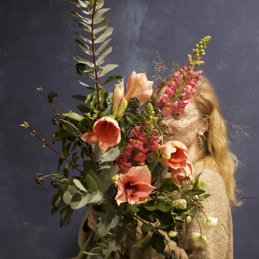 Букет с амариллисами, ягодами и рождественской розой