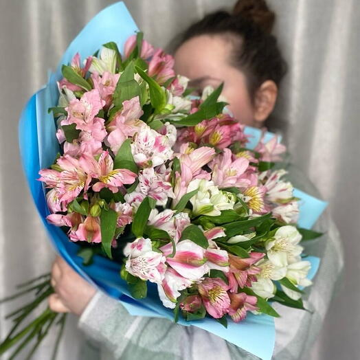 Моно-букет из 15 нежных альстромерий