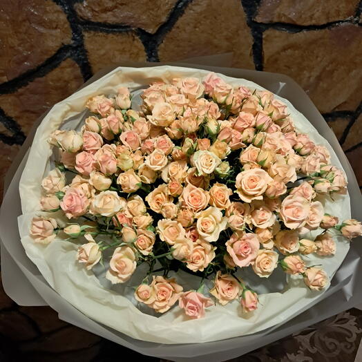 Букет из 45 шт кустовых роз.🌹