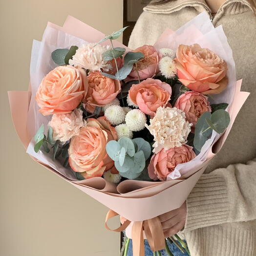 Букет «Карамелька» с ароматными пионовидными розами, диантусами, эвкалиптом🧡