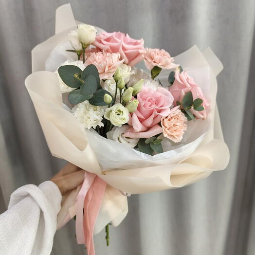 Букет с французскими розами, эустомой, диантусами и хризантемой