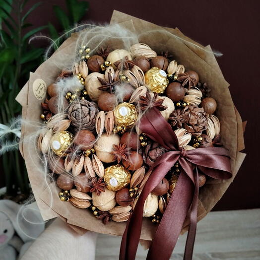 Стильный букет из орехов с конфетами Ferrero Rocher, кедровыми шишками, бантом и ковылём для мамы (М)