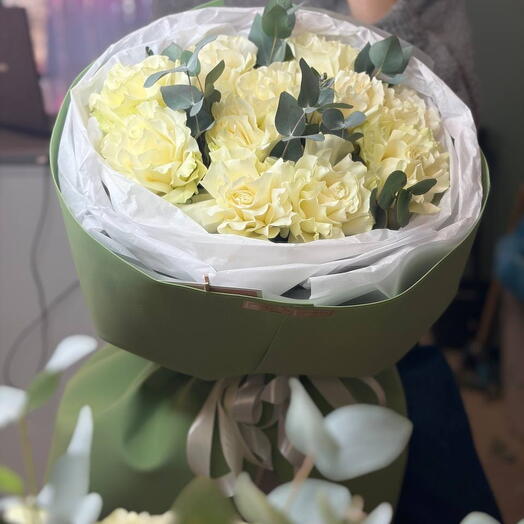 Монобукет белых французских роз с эвкалиптом 🌿