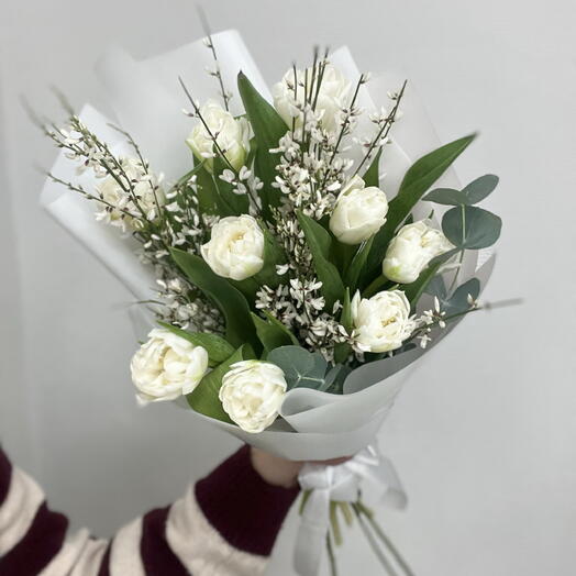 Букет с пионовидными белыми тюльпанами и ароматными веточками генисты