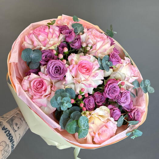 Романтическое признание 💞(французские розы, ягоды гиперикума, кустовые розы)