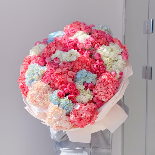 Букет из гортензий и спрей роз