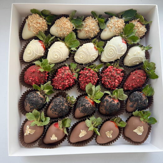 Коробка клубники в шоколаде LOVE WOW