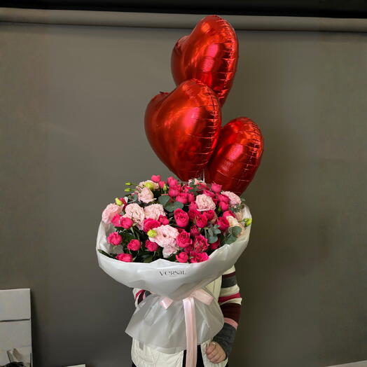 Люблю тебя , нежный букет с эустомой и шарами-сердцами