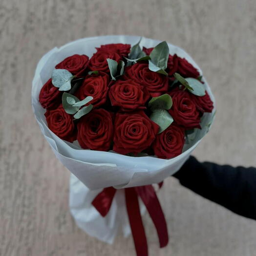 15 красных роз в букете