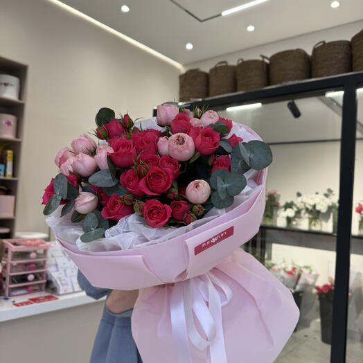 Bouquet of mixed peony-shaped roses