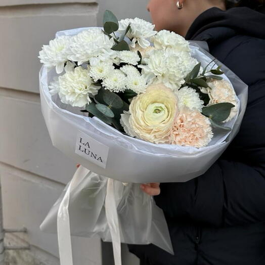 Букет с ранункулюсами, хризантемами и диантусами «Фисташковая тарталетка»