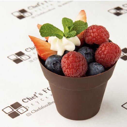 Шоколадный стаканчик с ягодами