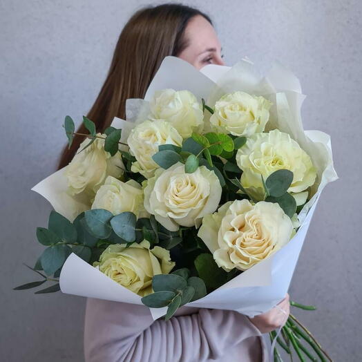 Белые розы с эвкалиптом