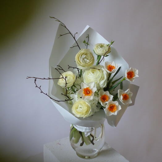 Лимонные ранункулюсы, нарциссы и гортензия