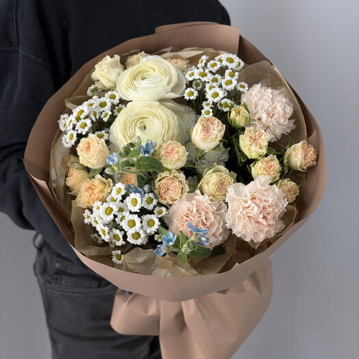 Букет Old money 💵  из кустовых пионовидных роз, кустовых хризантем, белых ранункулюсов, твидией и гвоздик