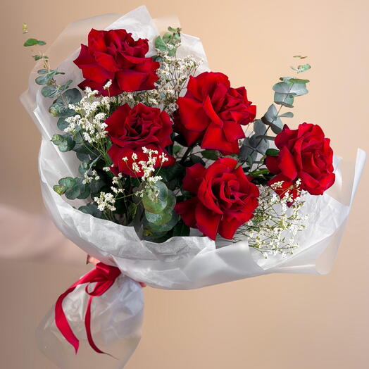 Яркий букет из красных Французских роз, белого лимониума и эвкалипта