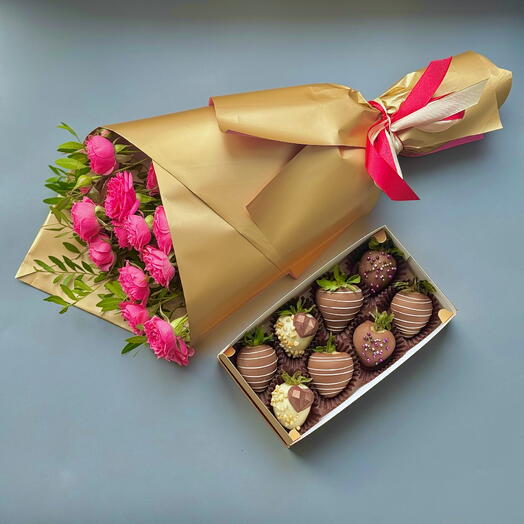 Клубника в бельгийском шоколаде 8 ягод и букет кустовой розы 14 февраля