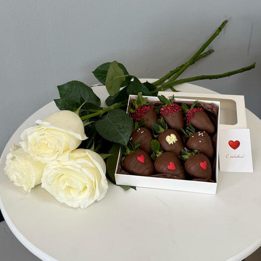 Клубника в шоколаде с белыми розами