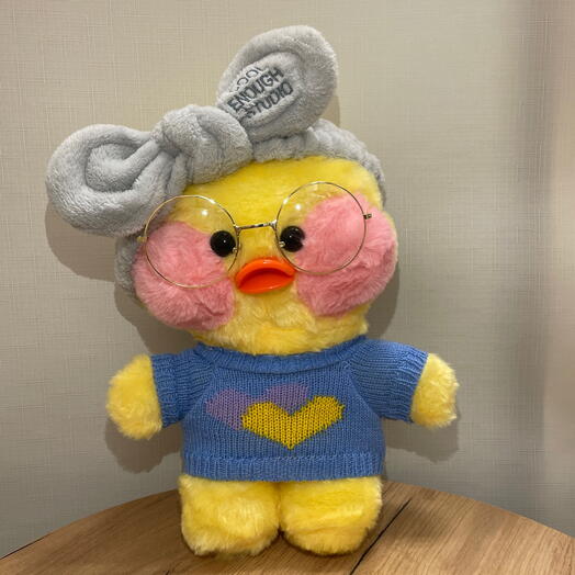 Утенок в синей кофте