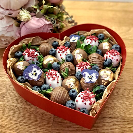 Клубника в шоколаде красное сердце