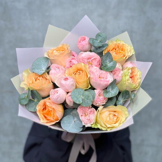 Букет 💐 пионовидных роз Гравити и пионовидных кустовых роз Менсфилд с эвкалиптом для самой любимой ♥️ девушки. Розы 🌹 в букете