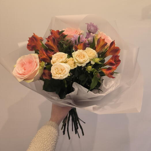 Авторский букет Яркий день с розами альстромерией и лиловым лизиантусом