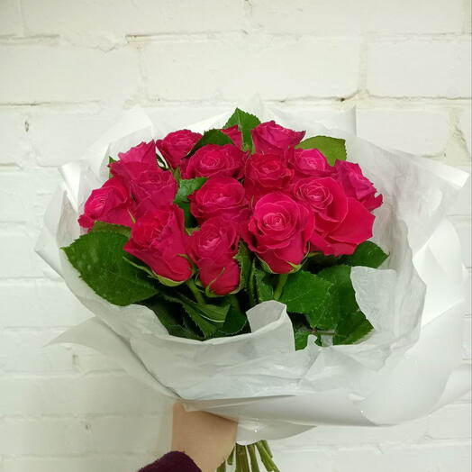 Букет из 15 малиновых роз в воздушном облаке
