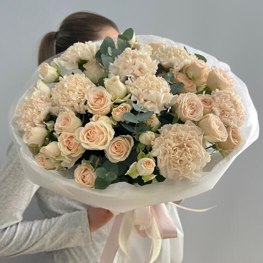 Пышный кремовый букет из кустовой розы, диантуса и эвкалипта