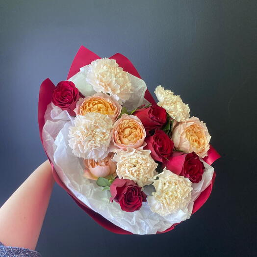 Праздничный комплимент из пионовидных роз и диантусов ♥️