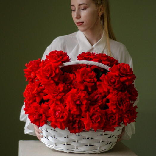 Корзина алых французских роз