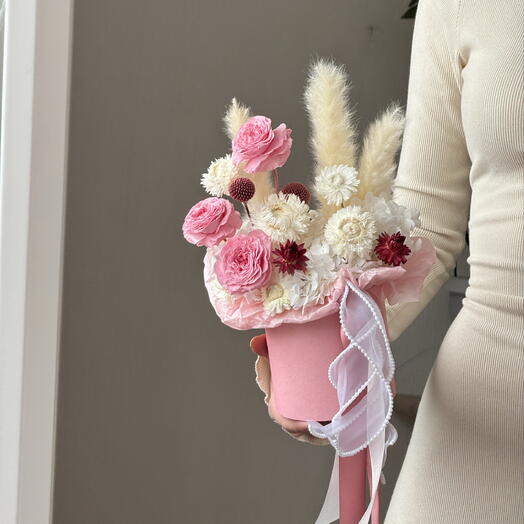 Композиция из стабилизированных цветов и сухоцветов в шляпной коробке