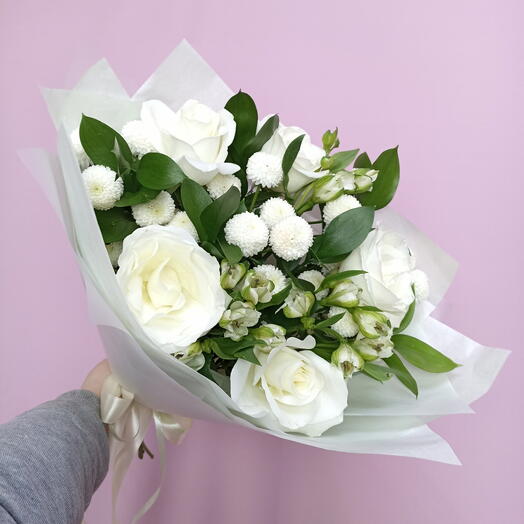 Белые розы с рускусом и хризантемой