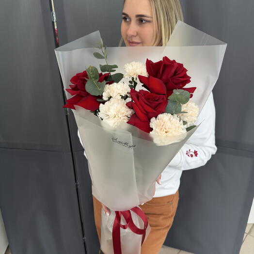 Букет из вау роз и диантусов