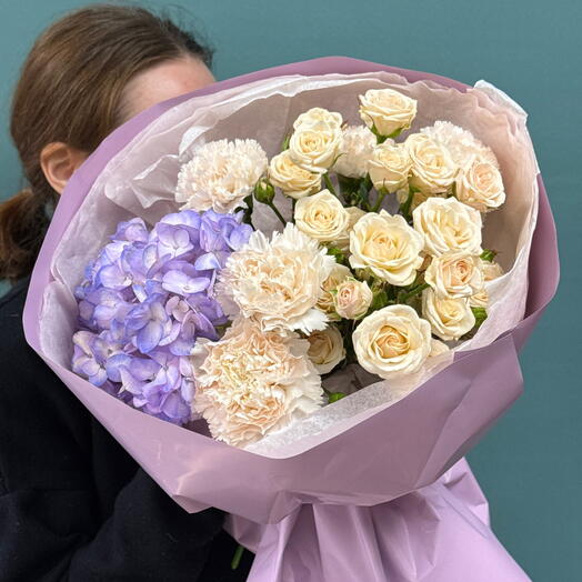 Нежный букет с сиреневой гортензией и кустовой розой