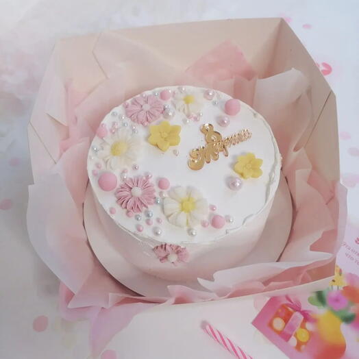 Бенто-тортик 💕на 8 марта в подарок с цветочками из белого шоколада 🌷