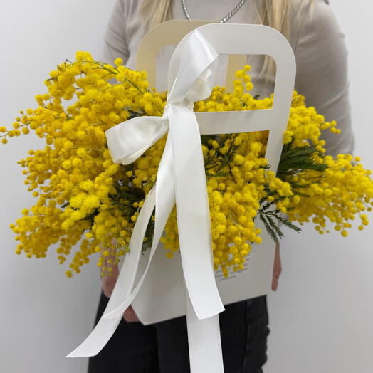 Белая сумочка с мимозой на 8 марта