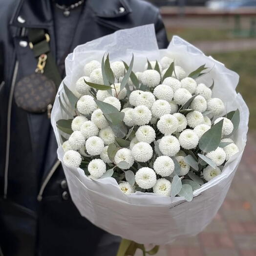 Букет из хризантем Ньютон с веточками эвкалипта