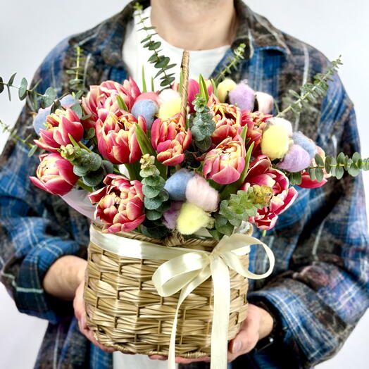 Корзина из 15 тюльпанов и хлопка