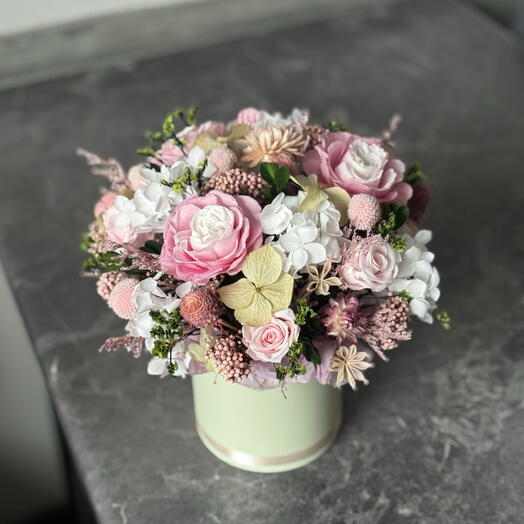 Композиция в шляпной коробочке РОЗОВАЯ  НЕЖНОСТЬ